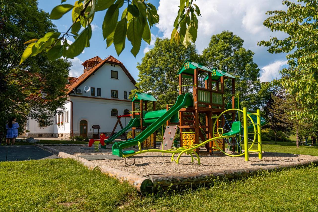ホテル Conacul Secuiesc-Szekelyko Kuria Coltesti エクステリア 写真